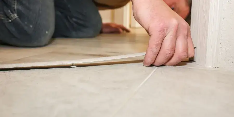 Zdjęcie Jak połączyć panele z płytkami bez listwy i uzyskać idealne wykończenie