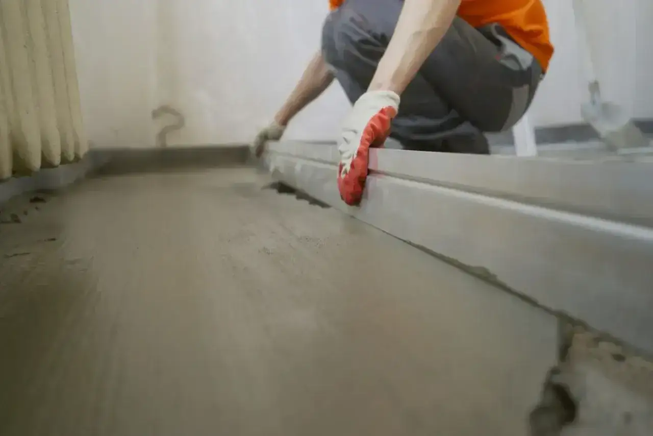 Zdjęcie Jak zrobić wylewkę betonową: uniknij najczęstszych błędów i zyskaj trwałość