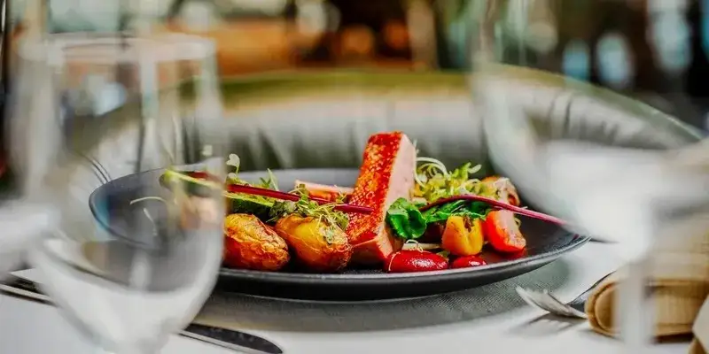 Zdjęcie Gdzie zjeść w Mikołajkach? Odkryj najlepsze lokale i smaki