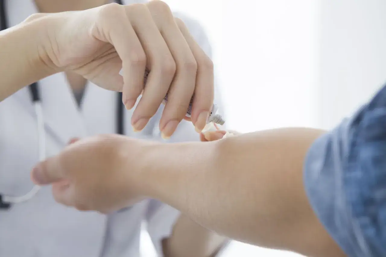 Zdjęcie Ile trzymać maść ichtiolową na pryszczu, aby uniknąć blizn?