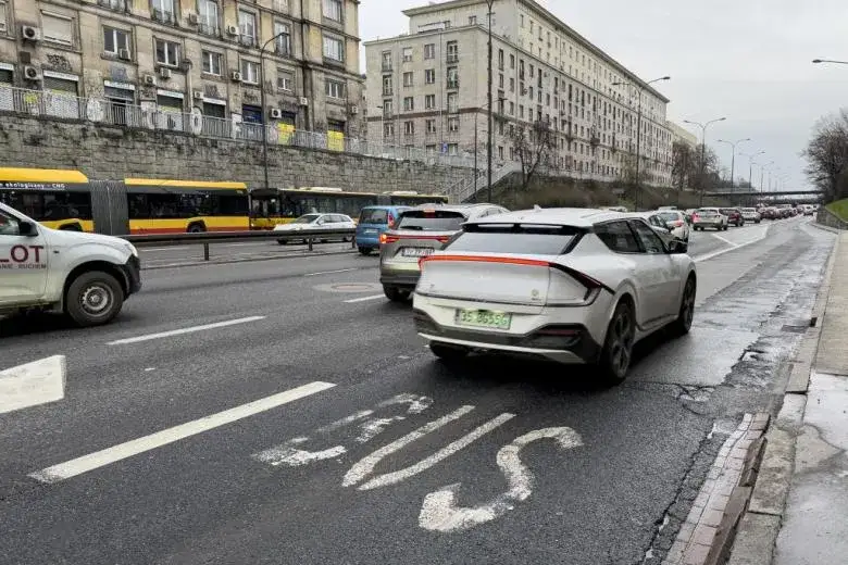 Zdjęcie Czy elektryki mogą jeździć buspasem? Sprawdź ważne zasady i ograniczenia