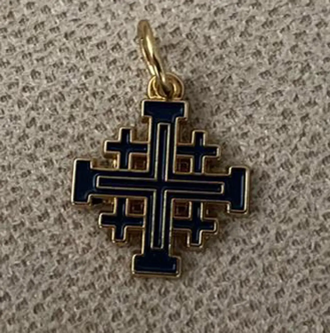 Zdjęcie Czy katolik może nosić krzyż jerozolimski? Wyjaśnienie zasad i znaczenia symbolu