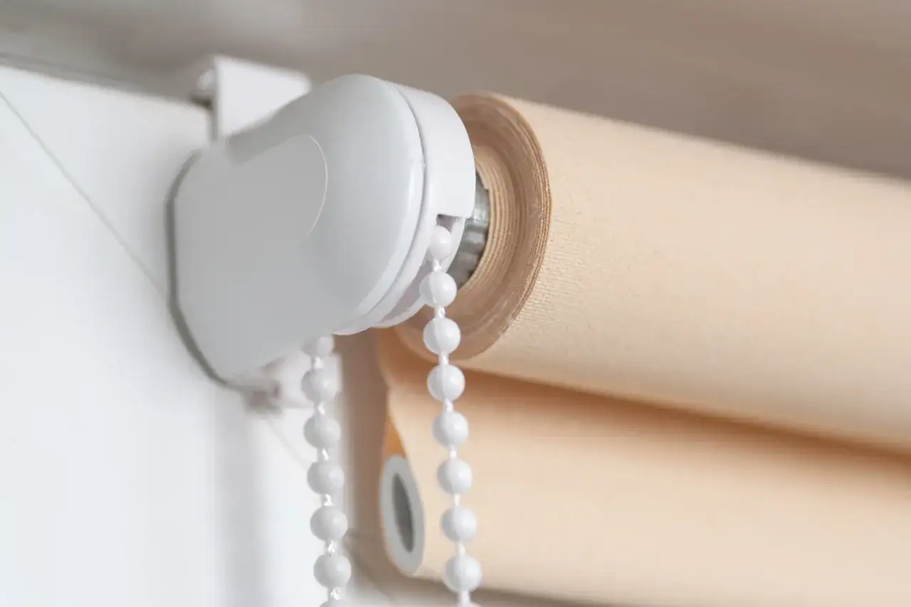 Zdjęcie Jak naprawić roletę dzień noc i uniknąć kosztownych napraw