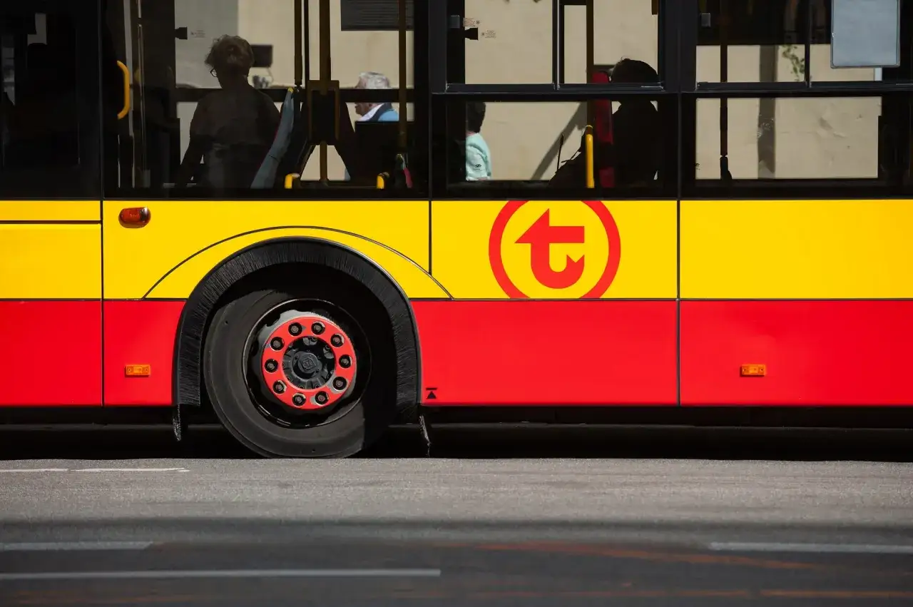 Zdjęcie Ile zarabia kierowca autobusu ZTM Warszawa? Zaskakujące fakty o pensji