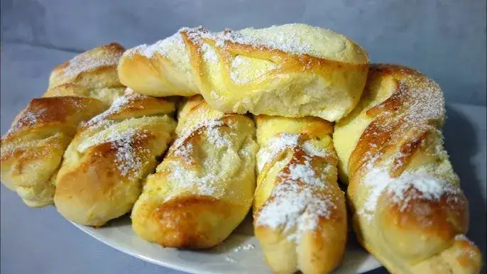 Zdjęcie Jak zrobić drożdżówki z serem, które rozpłyną się w ustach? Przepis