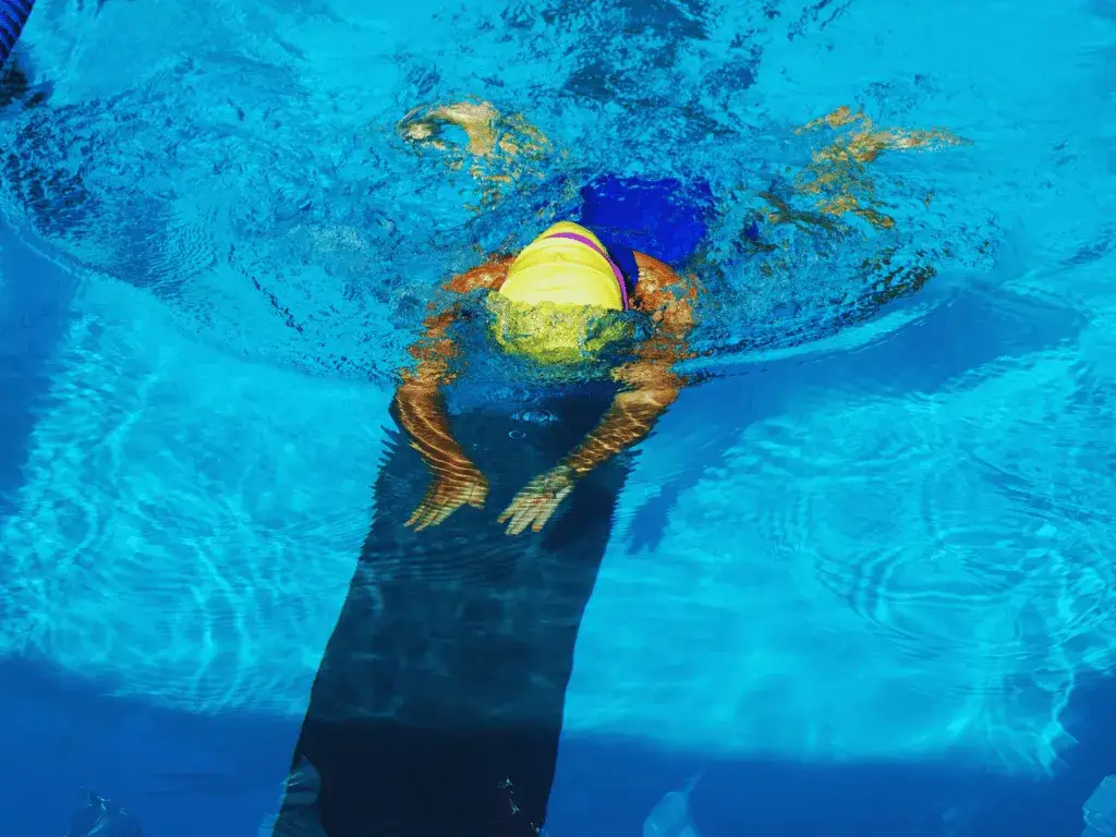 Zdjęcie Jakie mięśnie angażuje pływanie stylem klasycznym? Odkryj sekrety!