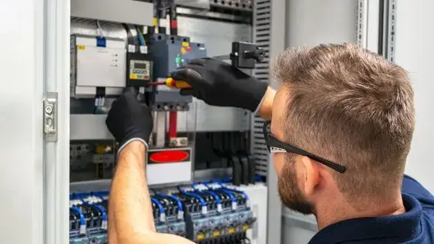 Zdjęcie Ile zarabia elektryk w Szwajcarii? Odkryj realne zarobki i koszty życia