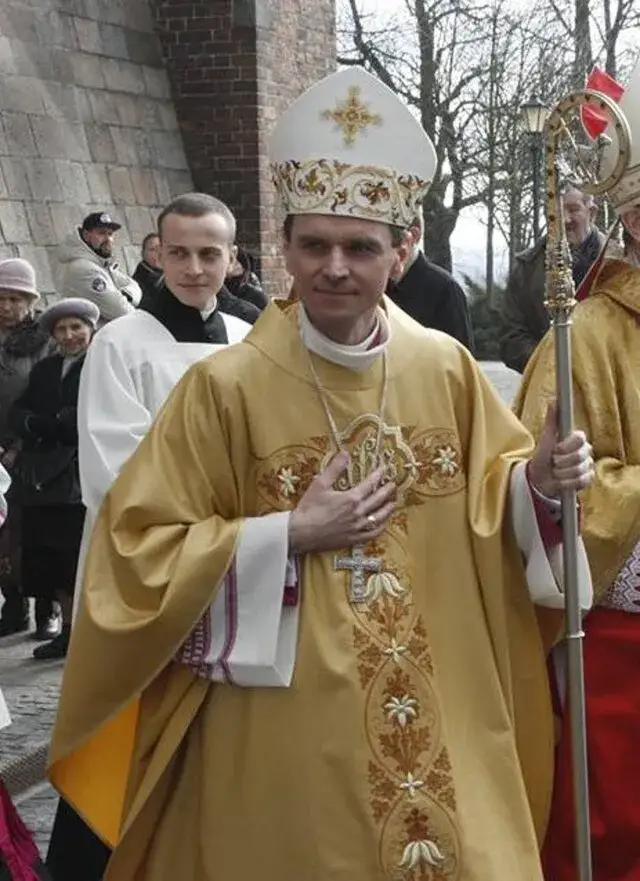 Zdjęcie Ile zarabia biskup w Polsce? Prawda o dochodach i źródłach wynagrodzeń duchownych