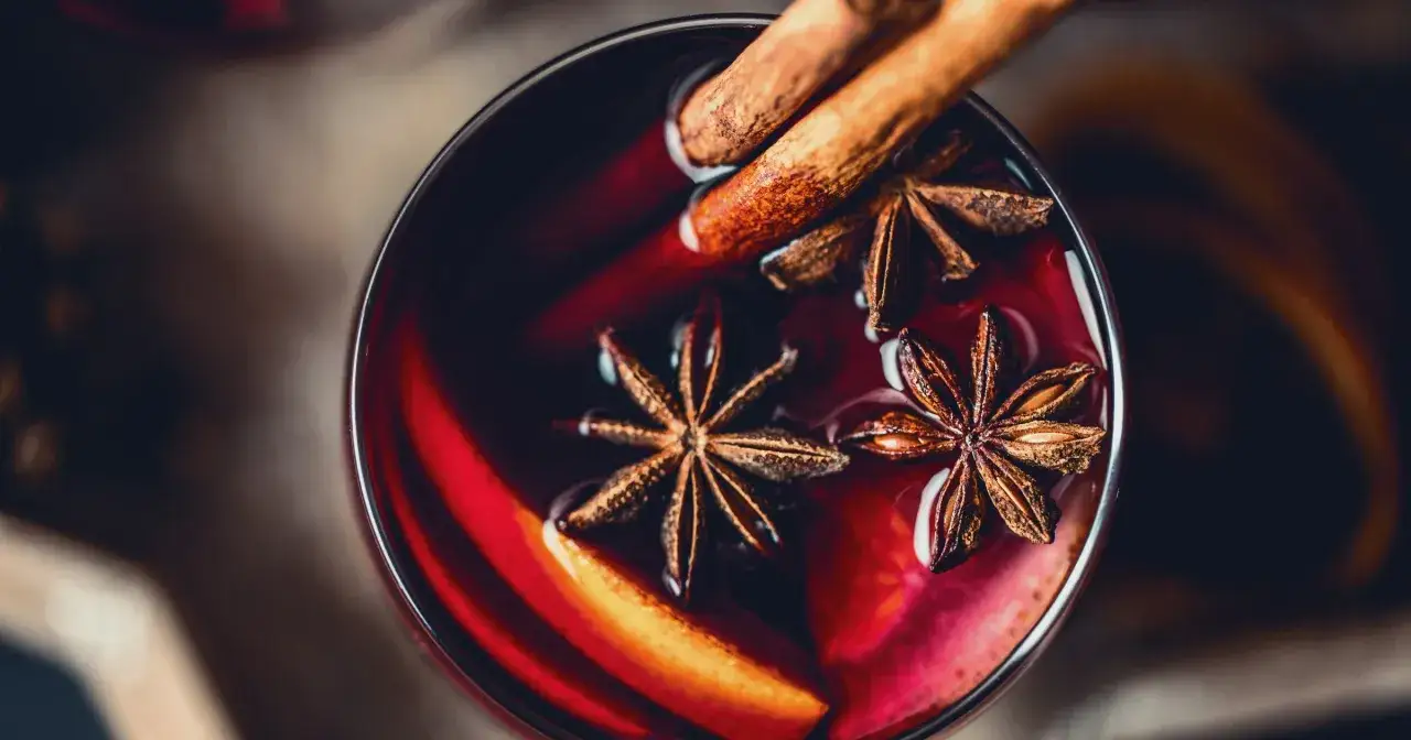 Zdjęcie Co to jest grzaniec? Poznaj sekrety idealnego napoju na zimę