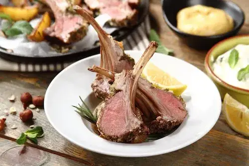 Zdjęcie Pyszne kotleciki jagnięce z grilla: sekrety idealnego wypieku mięsa