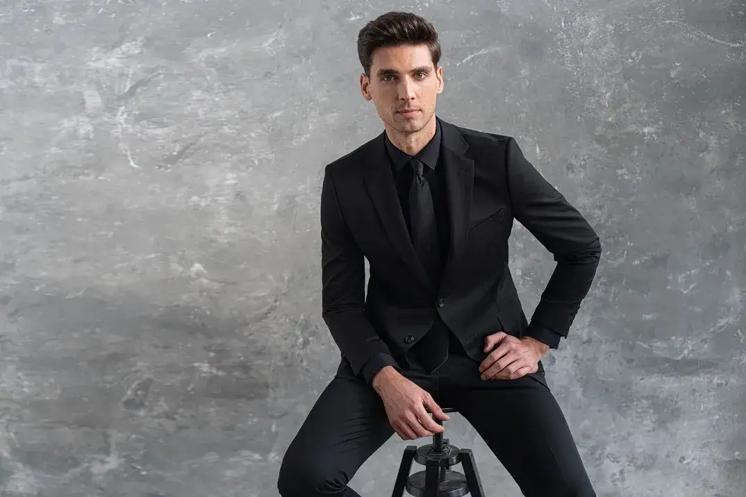 Zdjęcie Czarne stylizacje męskie: Odważ się być eleganckim w każdej sytuacji