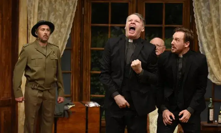 Zdjęcie O co biega? Analiza, wątki i humor w farsie Philipa Kinga