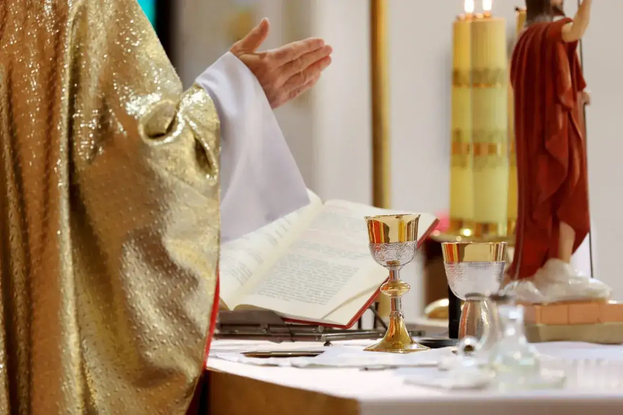 Zdjęcie Czy msza online to grzech? Prawda o uczestnictwie w Eucharystii