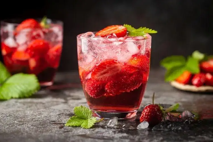 Zdjęcie Z czym pić Bacardi malinowe? Odkryj najlepsze przepisy na drinki