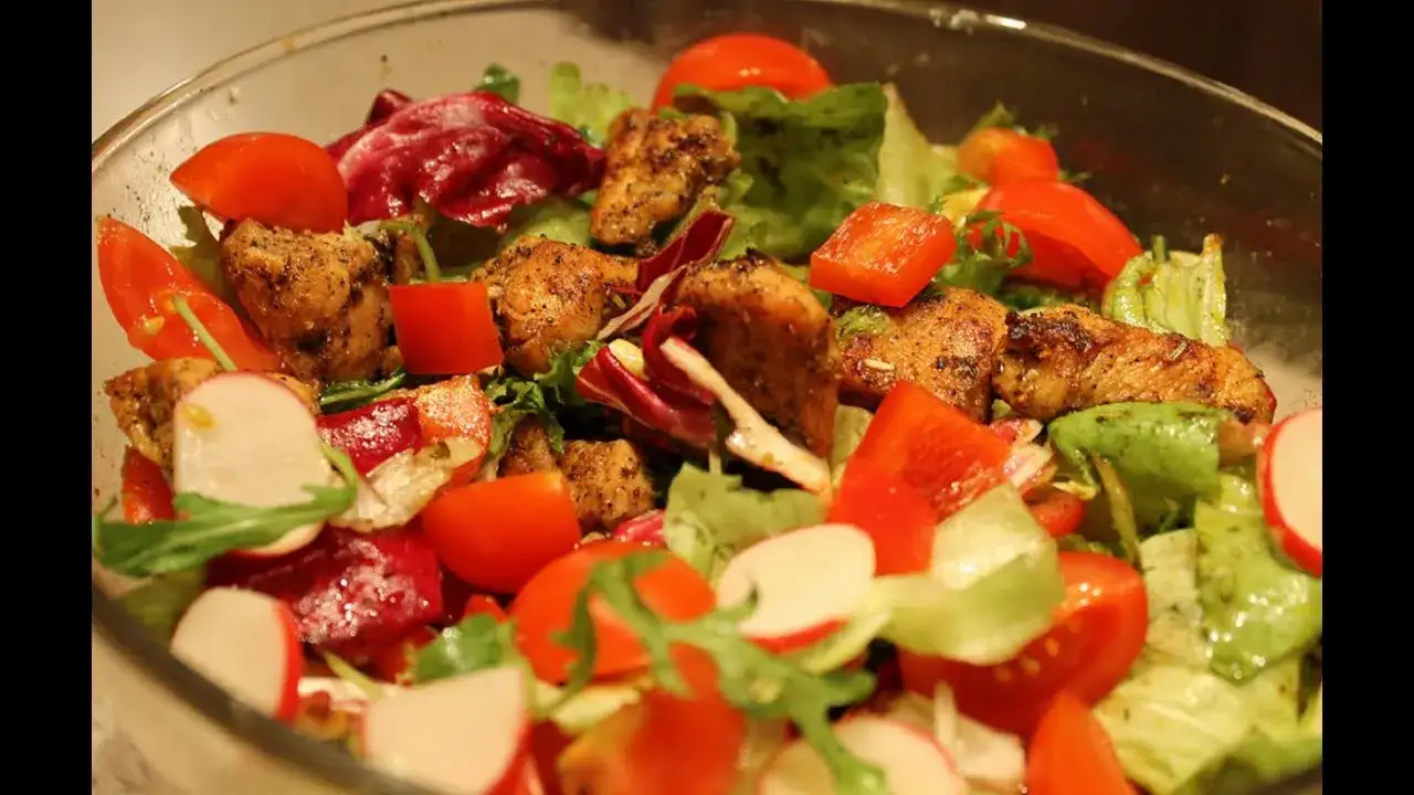 Zdjęcie Jak zrobić sałatkę z kurczakiem - proste przepisy na pyszne danie