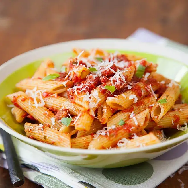 Zdjęcie Penne all'arrabbiata: prosty przepis, historia i sekrety idealnego dania