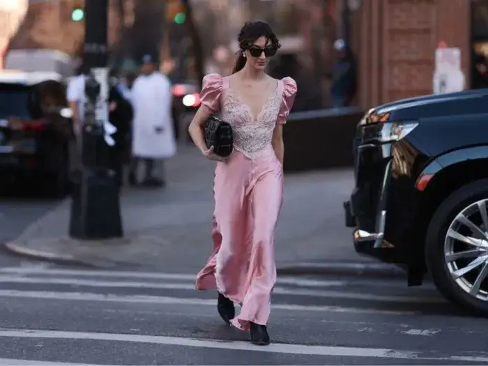 Zdjęcie Jakie buty do różowej koronkowej sukienki, aby wyglądać olśniewająco?