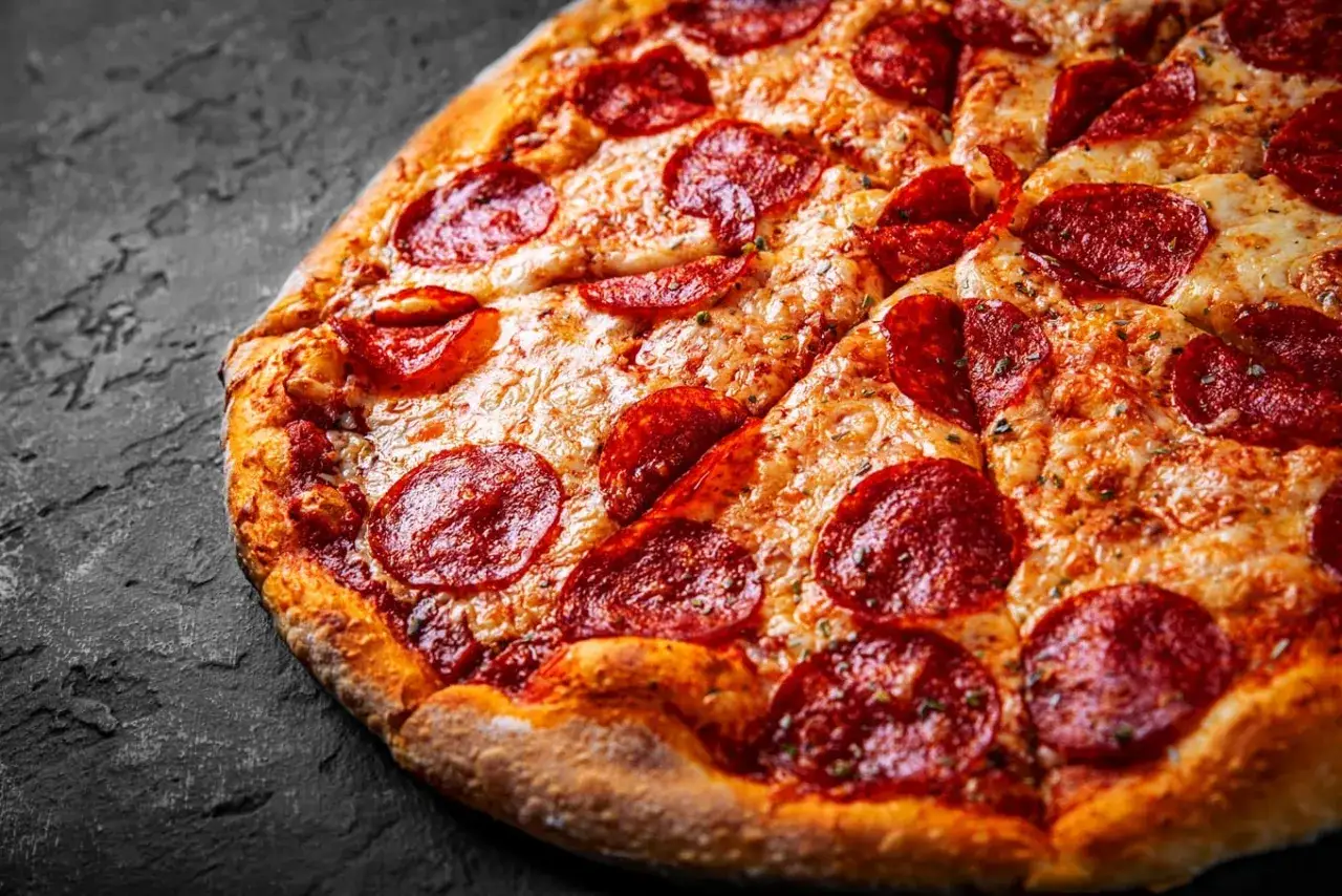 Zdjęcie Salami na pizzę: Jakie wybrać? Odkryj idealny smak!