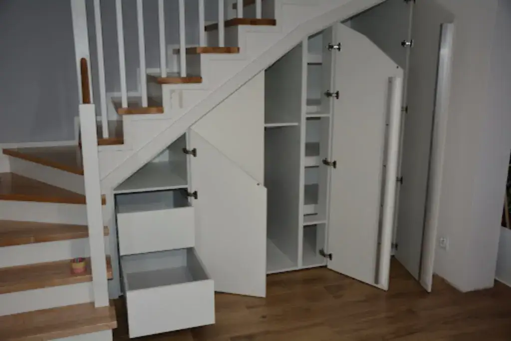 Zdjęcie Jak zrobić praktyczną szafę pod schodami bez kosztownego remontu