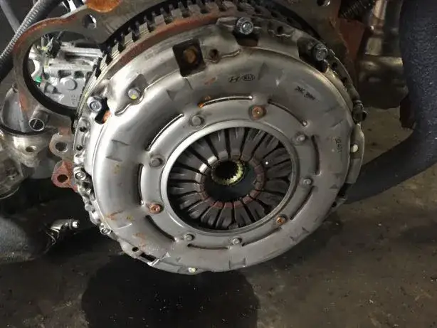 Zdjęcie Czy w benzynie jest dwumasa? Odkryj, co musisz wiedzieć o silnikach