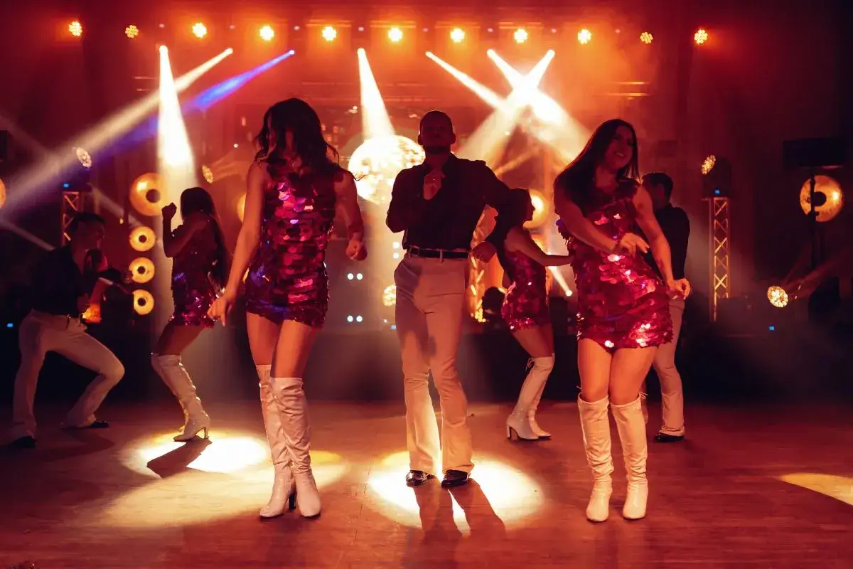 Zdjęcie Jak się ubrać na imprezę w stylu lat 70 - kompletny poradnik stylizacji