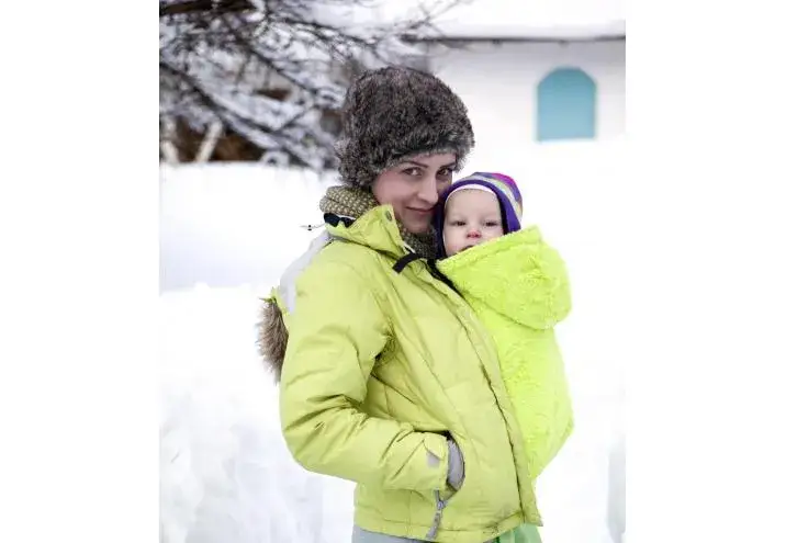 Zdjęcie Jak bezpiecznie ubrać dziecko do chusty zimą - poradnik dla rodziców