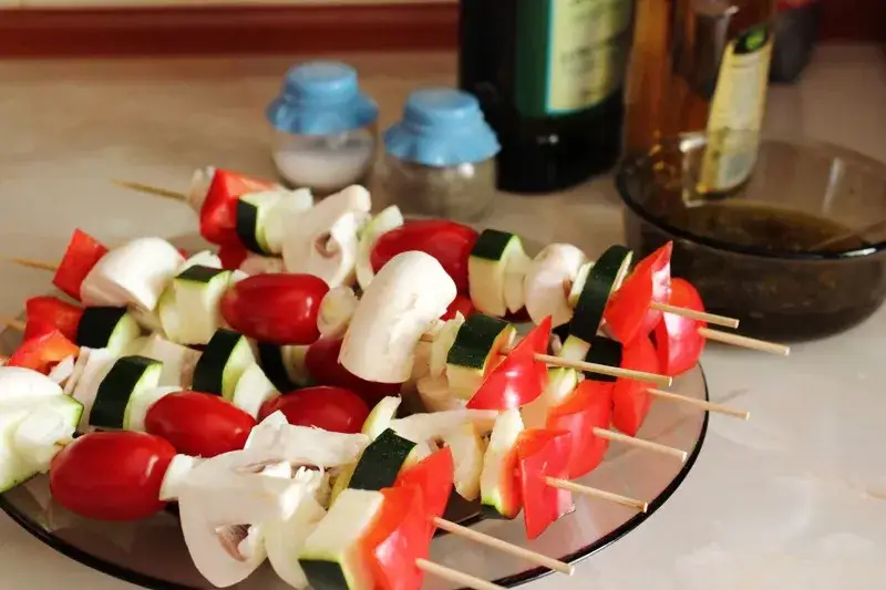 Zdjęcie Szaszłyki na grilla z pieczarkami – przepyszne i proste przepisy na lato