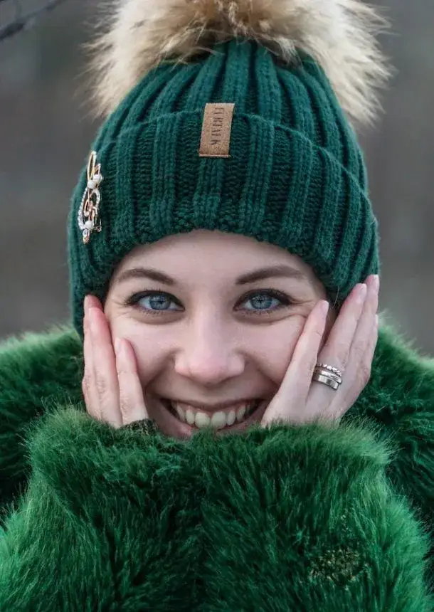 Zdjęcie Jaką czapkę dobrać do zielonej kurtki? 5 stylowych propozycji