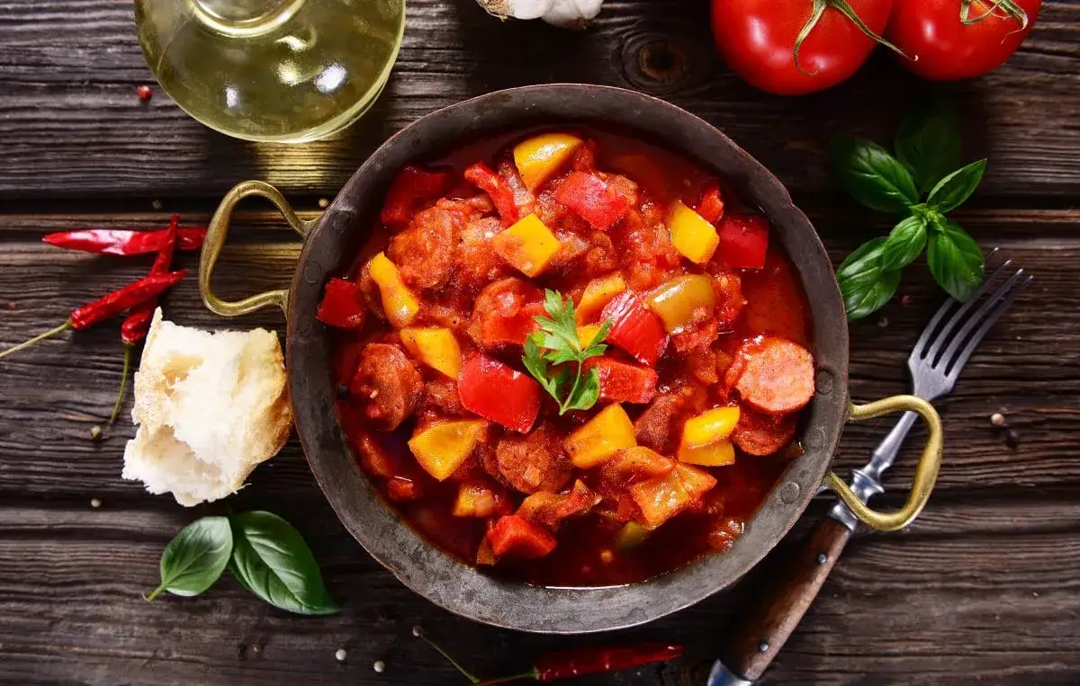 Zdjęcie Jakie przyprawy dodajemy do lecza, aby uzyskać wyjątkowy smak?