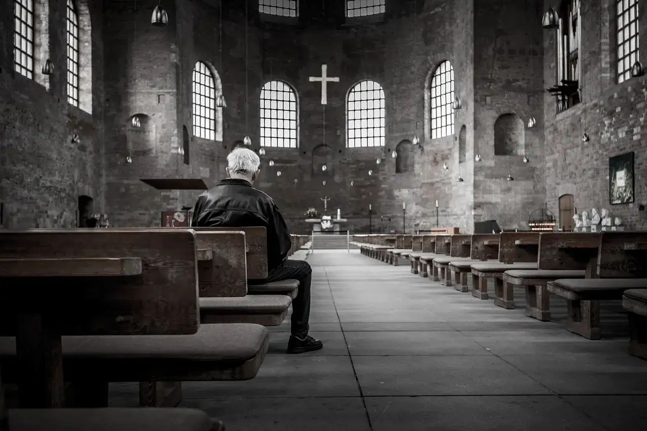 Zdjęcie Msza święta kiedy wstawać - kluczowe momenty dla wiernych podczas liturgii