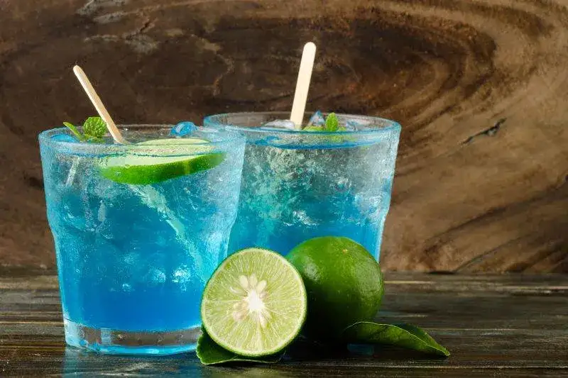 Zdjęcie Orzeźwiający drink z blue curacao i sokiem jabłkowym na lato