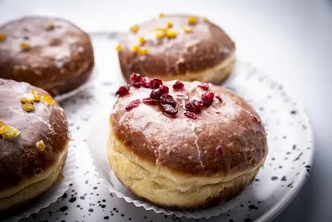 Zdjęcie Ile kalorii ma jeden pączek? Sprawdź, jak wpływa na Twoją dietę!