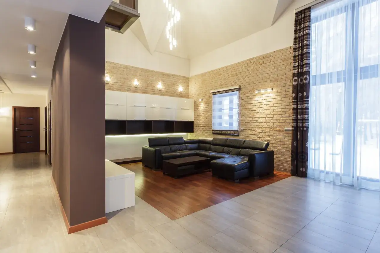 Zdjęcie Jak rozjaśnić salon z ciemnymi meblami - skuteczne triki i porady