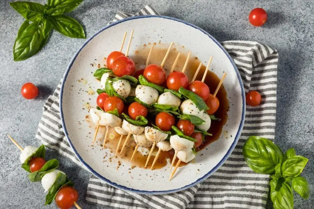 Zdjęcie Jak podać pomidory na stół: 5 atrakcyjnych pomysłów na przekąski