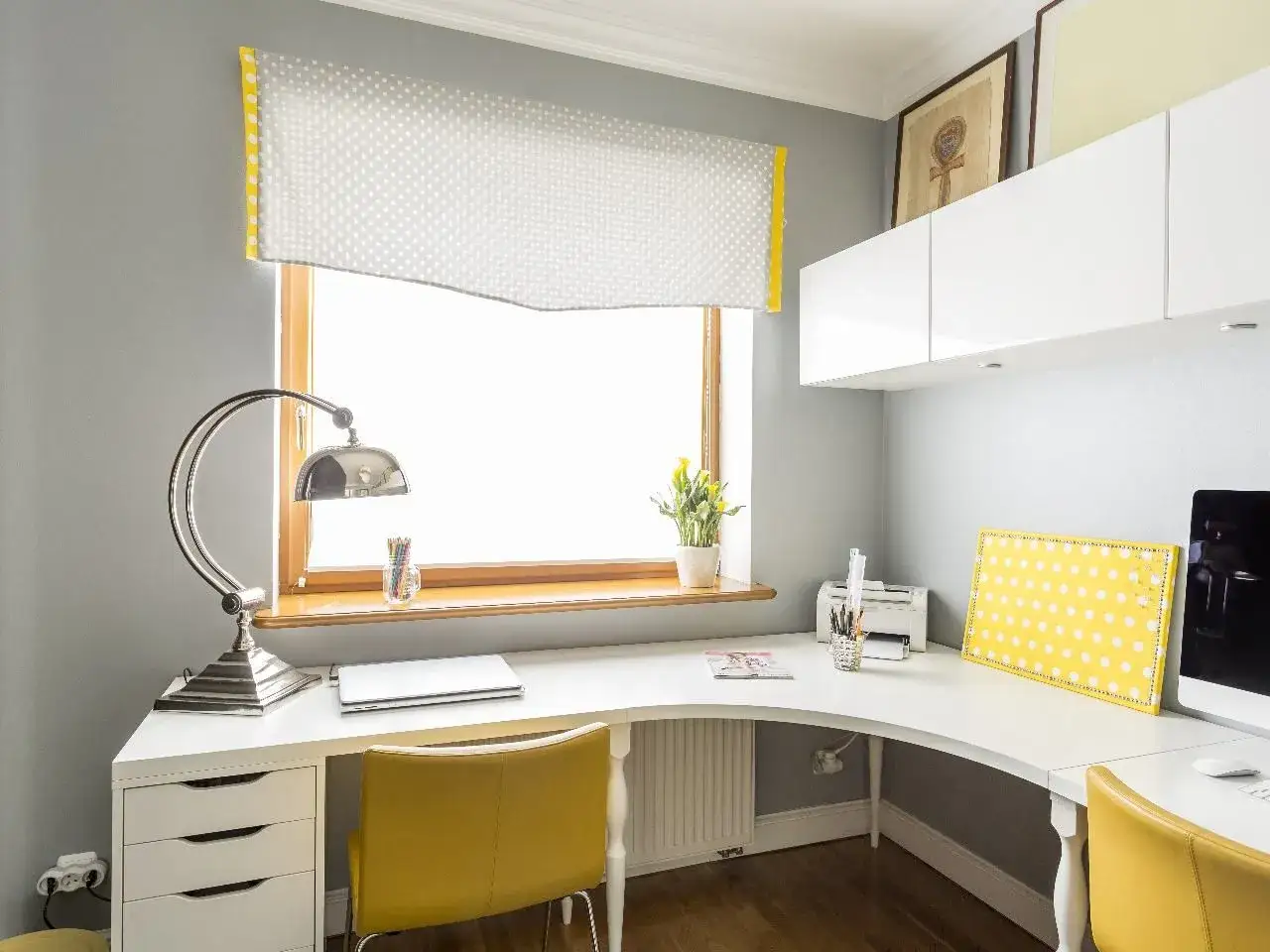 Zdjęcie Jak ustawić biurko względem okna: 5 sposobów na idealne miejsce pracy