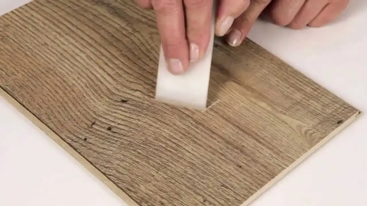 Zdjęcie Czym wypełnić szczeliny w panelach? Najlepsze materiały i techniki naprawy