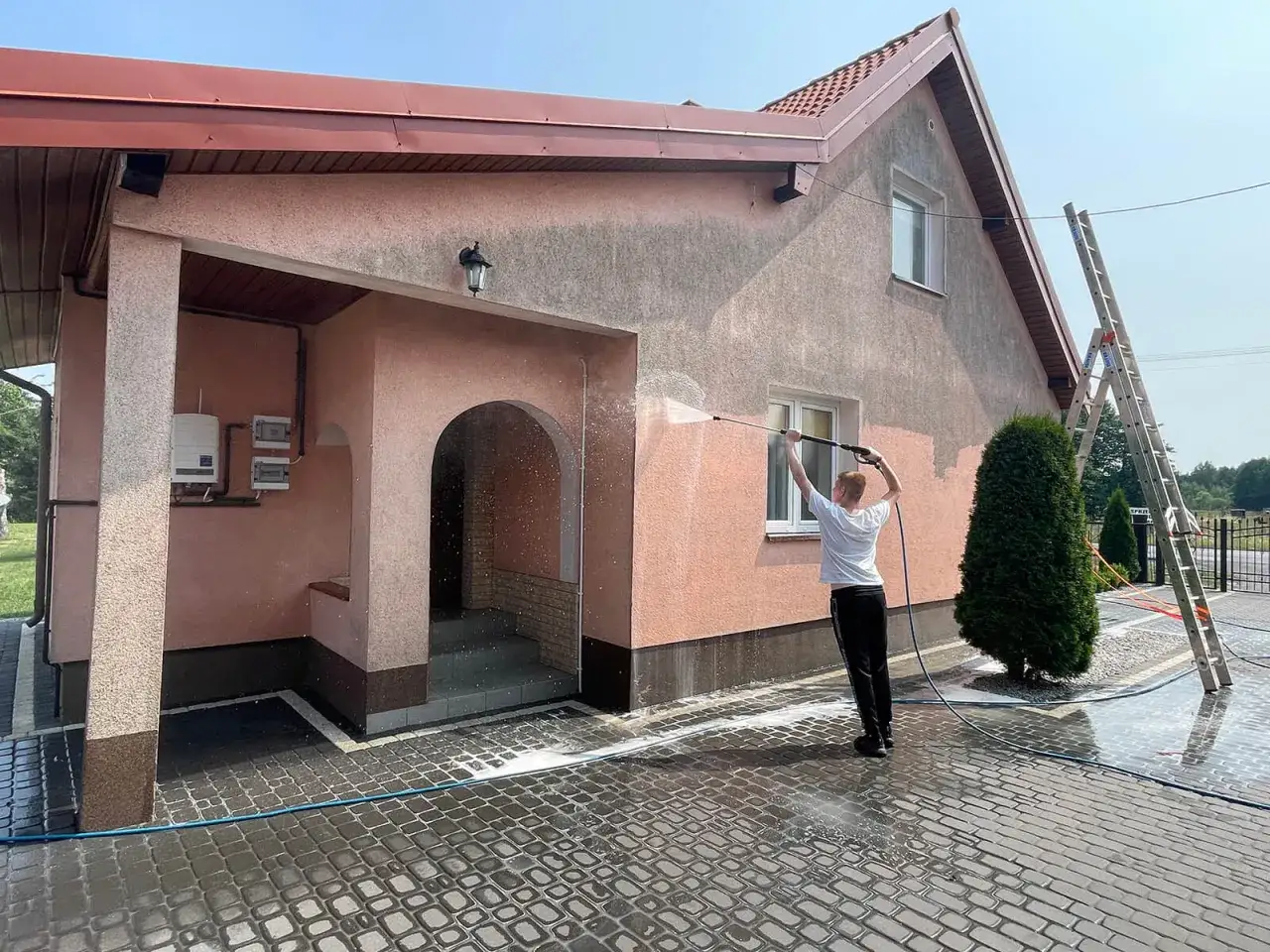 Zdjęcie Skuteczne sposoby usuwania zacieków na elewacji - poradnik