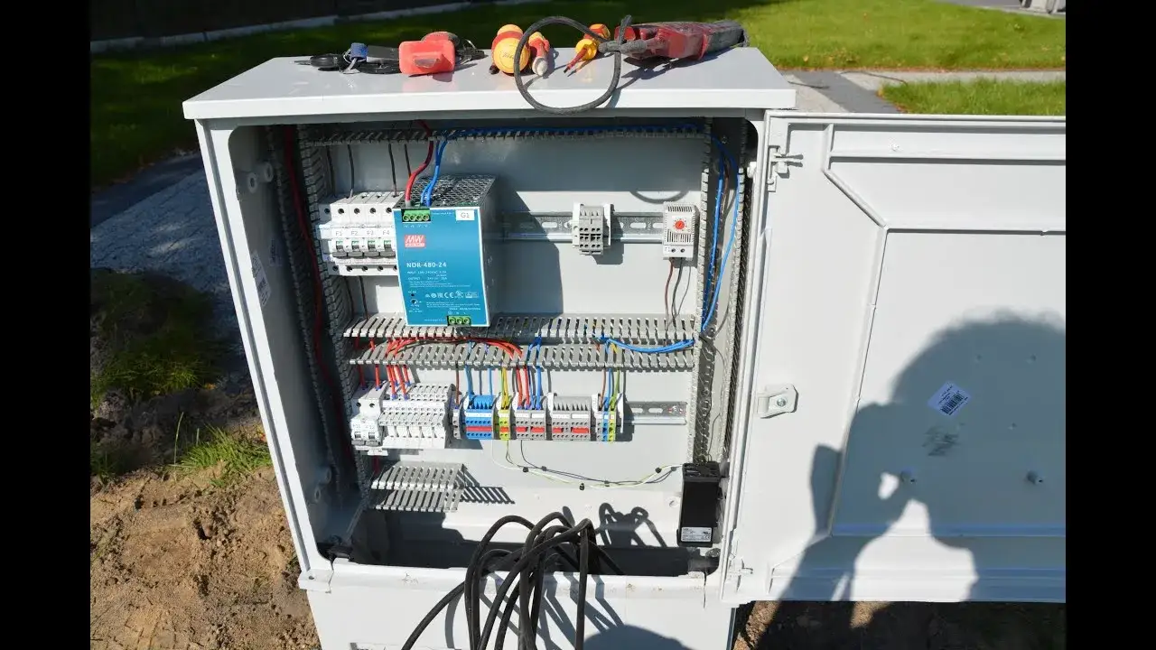 Zdjęcie Jak zabudować skrzynkę elektryczną, aby uniknąć nieestetycznego wyglądu?