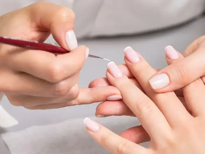 Zdjęcie Jak zrobić manicure francuski hybrydą: 8 kroków do perfekcji