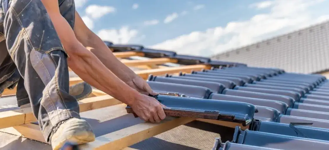 Zdjęcie Czym pokryć dach? Porównanie materiałów, które zaoszczędzą Twój budżet