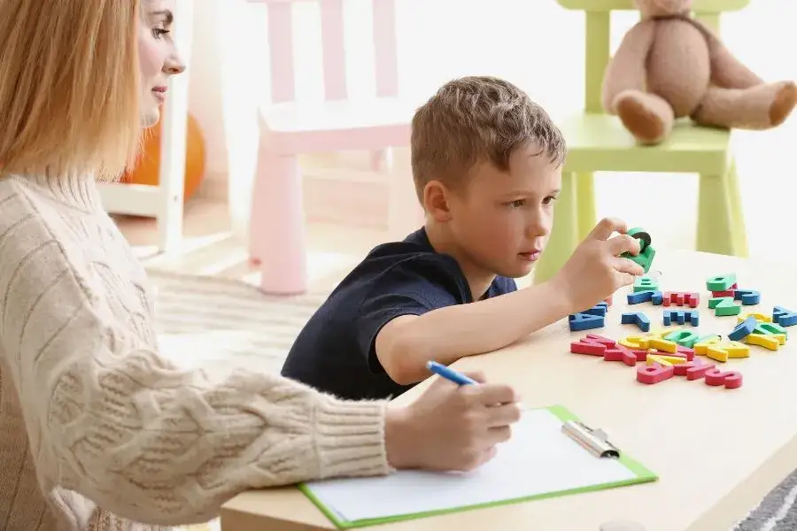 Zdjęcie Jak rozpoznać objawy Aspergera u 4-latka i pomóc mu w codzienności