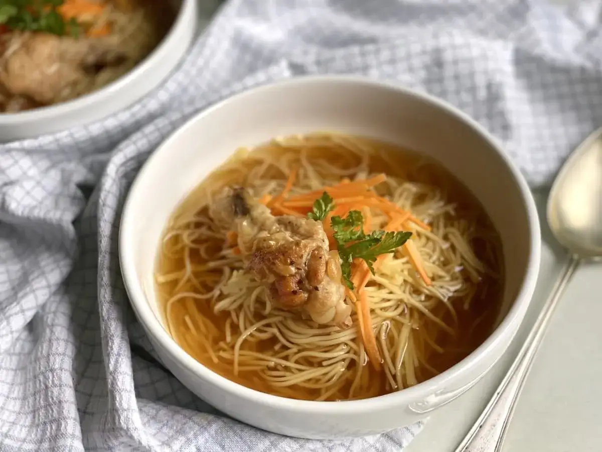 Zdjęcie Jak zrobić rosół z udka kurczaka, by zachwycić smakiem i aromatem