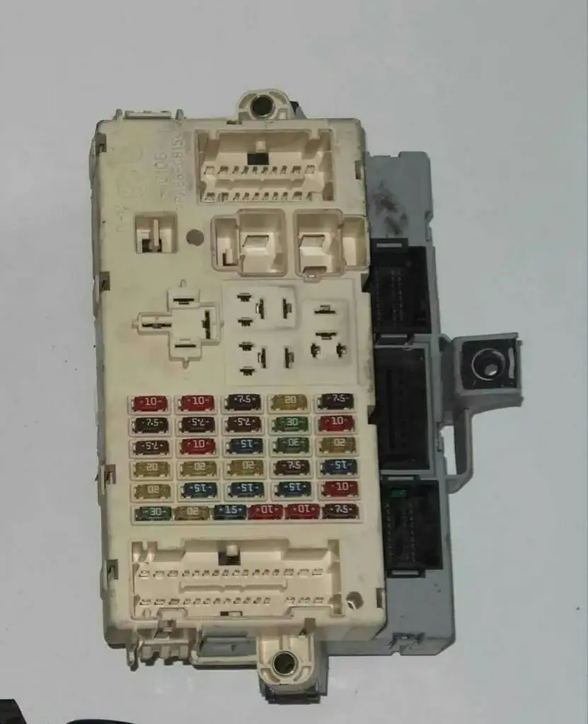 Zdjęcie Gdzie jest sterownik centralnego zamka ford galaxy - lokalizacja i naprawa