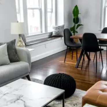 Zdjęcie Piękny parapet w salonie: 5 genialnych sposobów na stylową dekorację