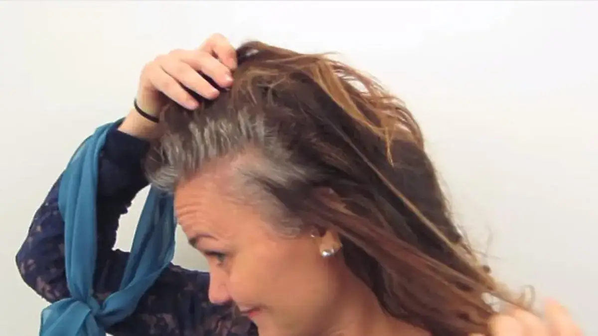 Zdjęcie Jak skutecznie ukryć siwe odrosty na ciemnych włosach bez farbowania