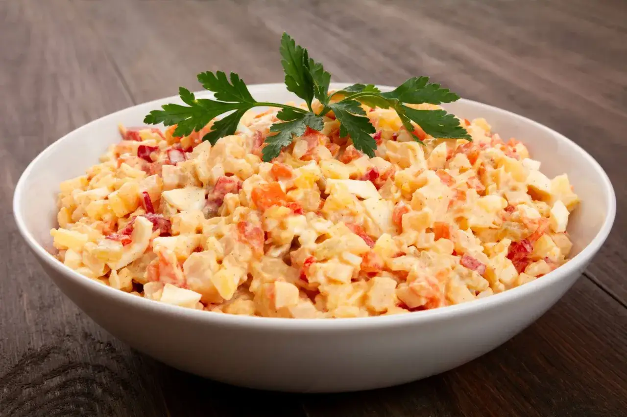 Zdjęcie Ile może stać sałatka jarzynowa? Sprawdź, zanim będzie za późno