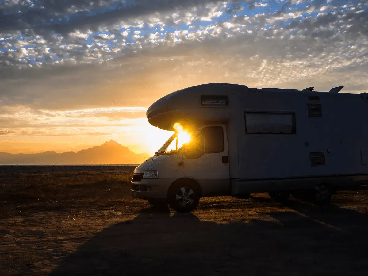 Zdjęcie Czy można spać w przyczepie kempingowej na parkingu? Oto prawda o przepisach