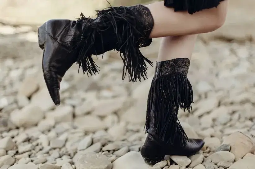 Zdjęcie Stylizacje z butami z frędzlami, które zmienią Twój look na lepsze