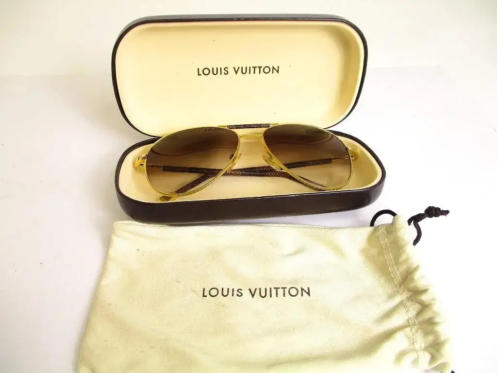 Zdjęcie Oryginalne okulary Louis Vuitton: Jak odr&oacute;żnić podr&oacute;bkę? Przewodnik
