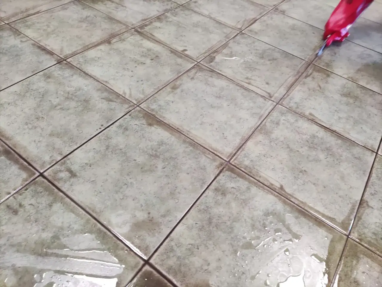 Zdjęcie Jak skutecznie myć gres szkliwiony i uniknąć zarysowań powierzchni